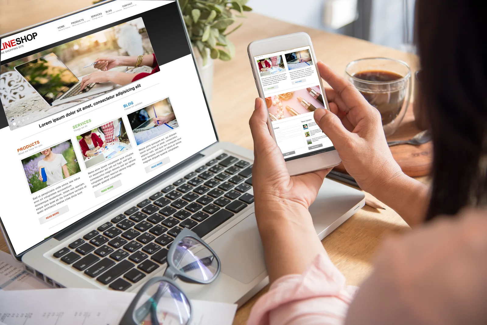 Entrepreneure consultant son site internet sur ordinateur portable