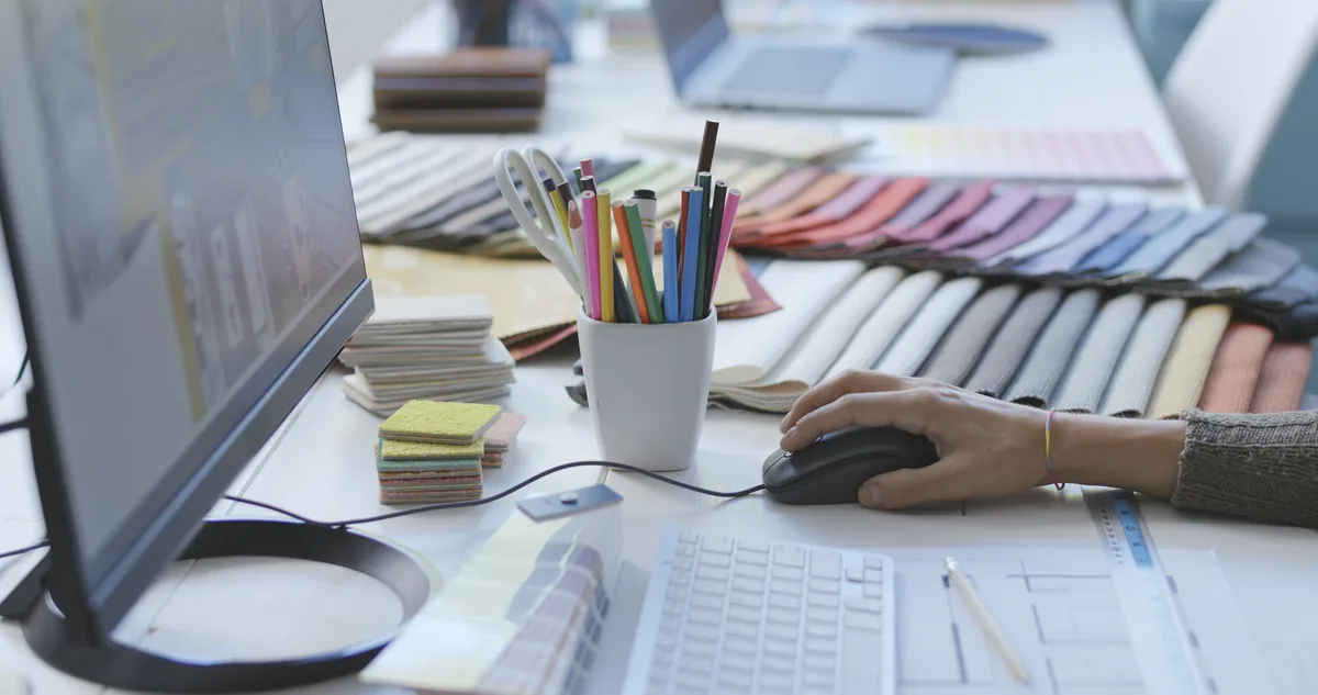Architecte d'intérieur au travail avec ses nuanciers et ses échantillons